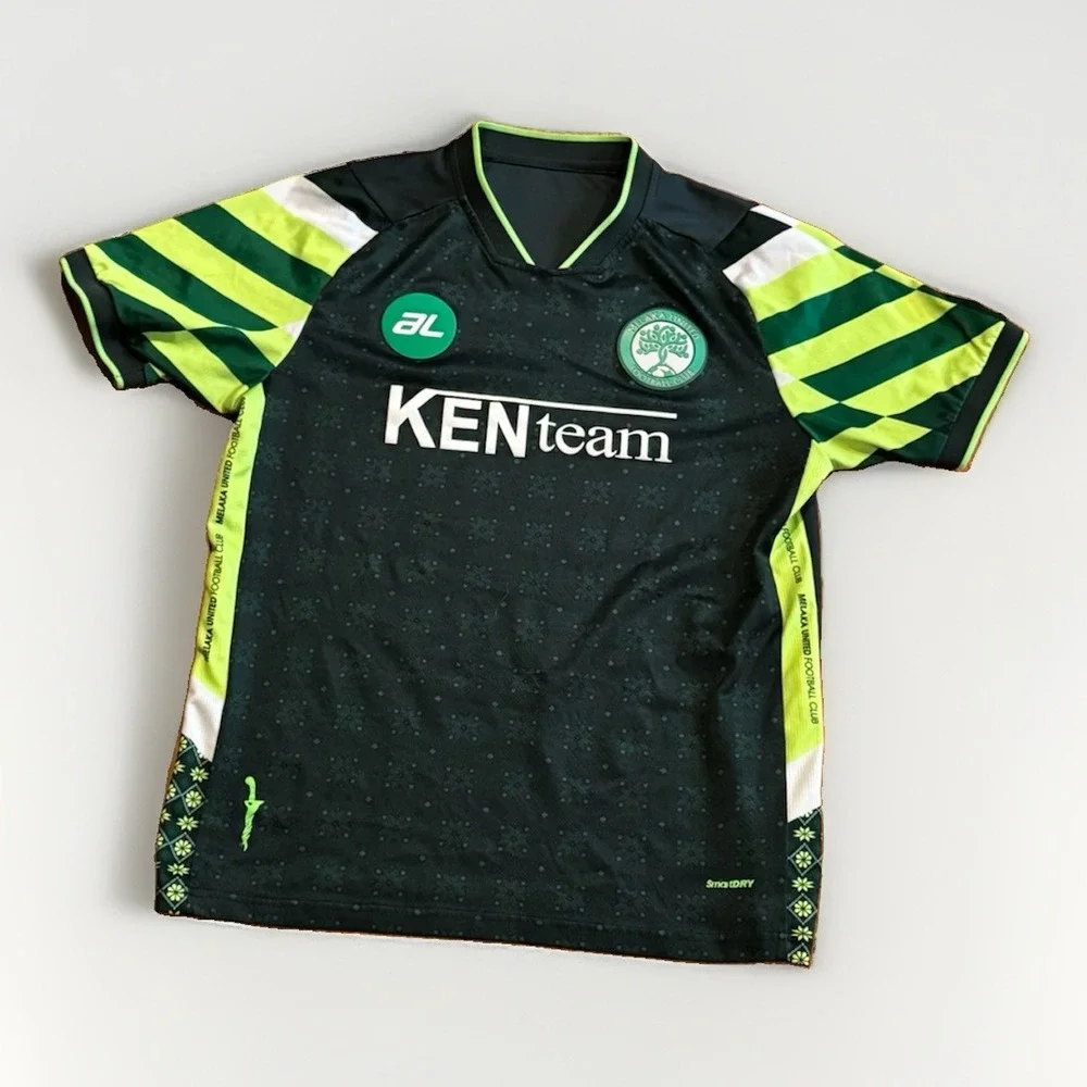 Melaka UNITED HOME FOOTBALL SHIRT SIZE L ADULT Soccer Jersey